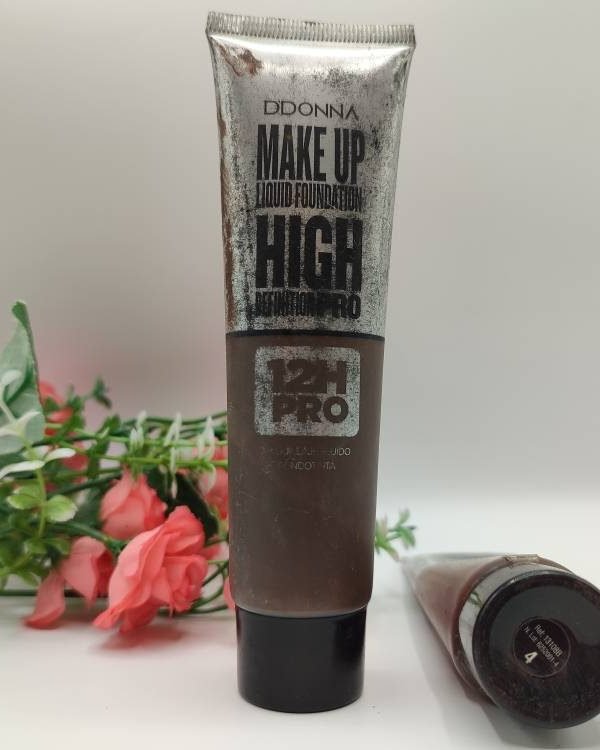 Fond de Teint Marron Foncé No 4 | Couvrance Optimale & Fini Mat | BananeJaune Cosmétiques